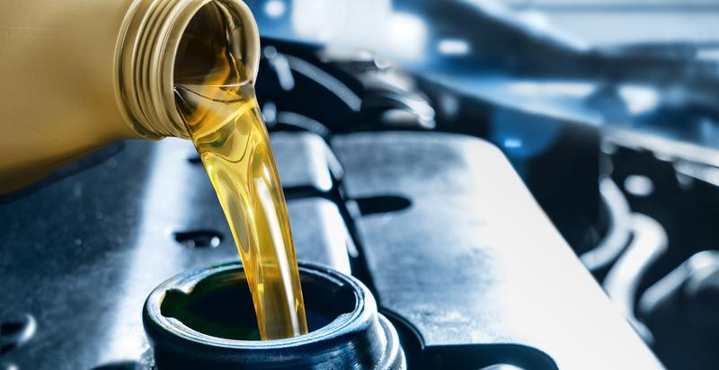Dolewanie oleju do silnika krok po kroku