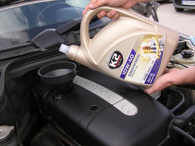 Przewodnik po dolewaniu oleju do silnika – jak uniknąć kosztownych błędów krok po kroku