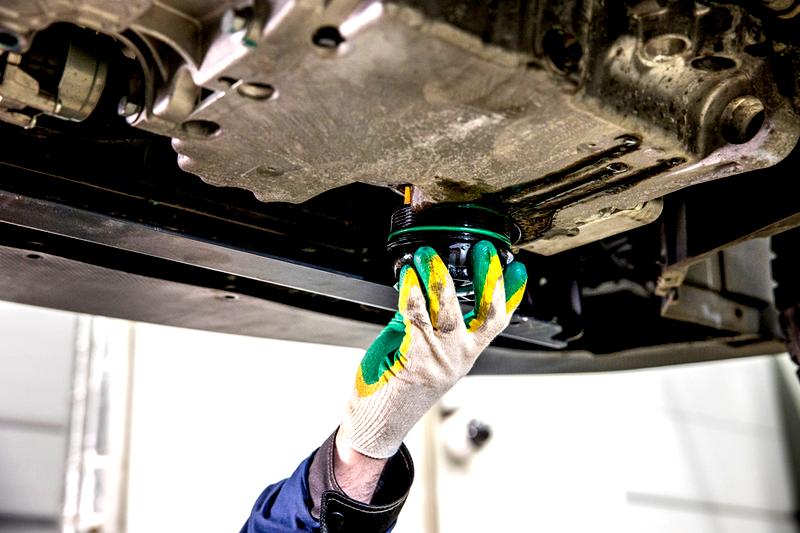 Wymiana oleju w samochodzie