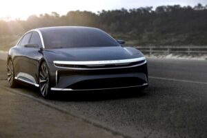 Jak działa samochód elektryczny? Odkryj zaskakujące fakty o jego mechanice!