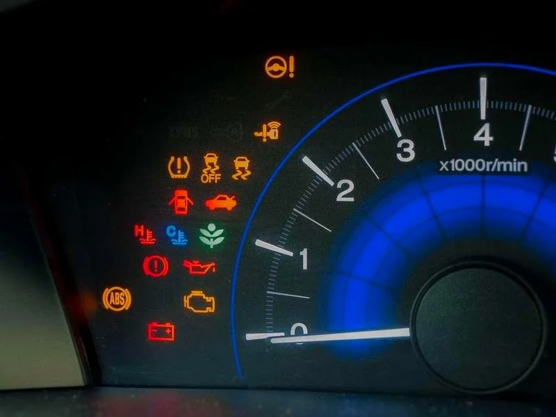 Znaczenie kontrolek w Honda Civic: Jak interpretować ich sygnały i co z nimi zrobić?