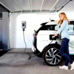 Ile czasu zajmuje ładowanie samochodu elektrycznego na stacji? Sprawdź, co musisz wiedzieć!
