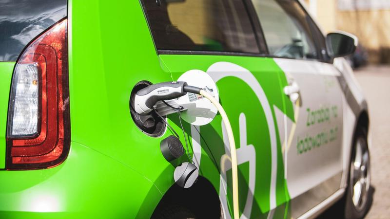 Ładowanie samochodu elektrycznego