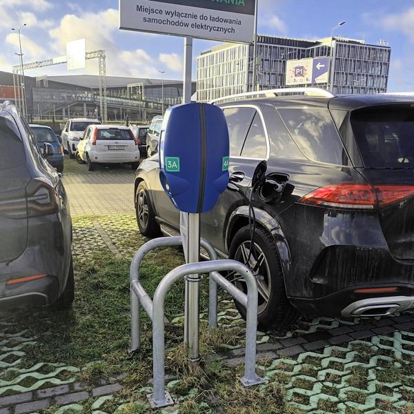 Ładowanie samochodu elektrycznego