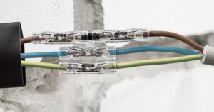 Bezpieczne łączenie przewodów elektrycznych w samochodzie – jak uniknąć uszkodzeń?