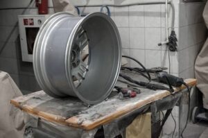 Ile naprawdę kosztuje prostowanie felgi stalowej? Zobacz cennik i usługi dodatkowe