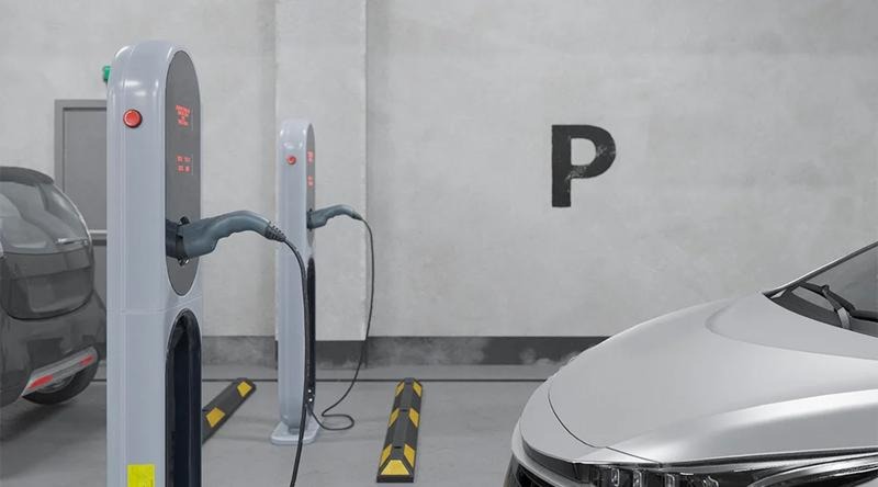 Ile zapłacisz za ładowanie samochodu elektrycznego w domu? Sprawdź aktualne stawki!