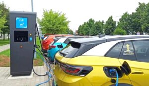 Jak efektywnie ładować samochód elektryczny? Czas ładowania i praktyczne porady