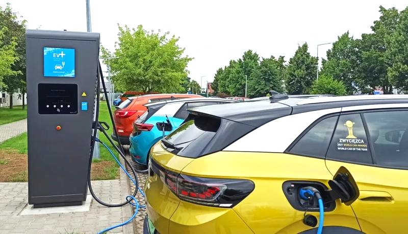 Jak efektywnie ładować samochód elektryczny? Czas ładowania i praktyczne porady