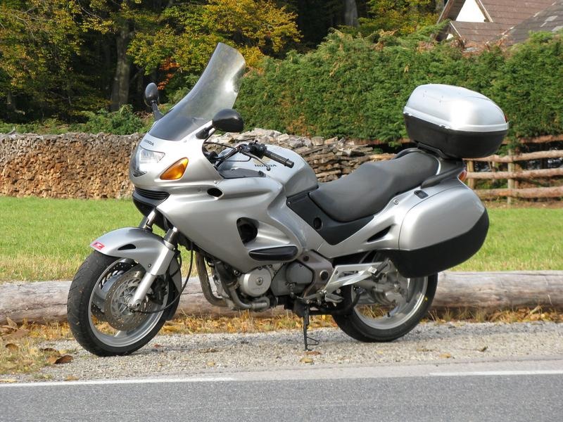 Jak prawidłowo określić ilość oleju w silniku Honda Deauville 650, aby uniknąć błędów?