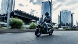 Yamaha NMAX 125 czy Honda PCX 125 – jak dokonać najlepszego wyboru?