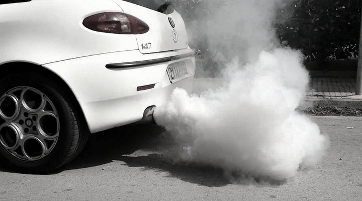 Dlaczego diesel kopci? Poznaj przyczyny dymu i ich konsekwencje