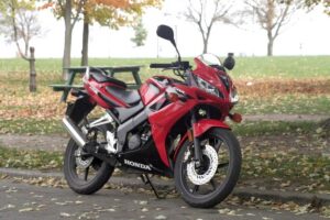 Ile oleju potrzebuje Honda CBR 125? Kluczowe informacje i praktyczne porady
