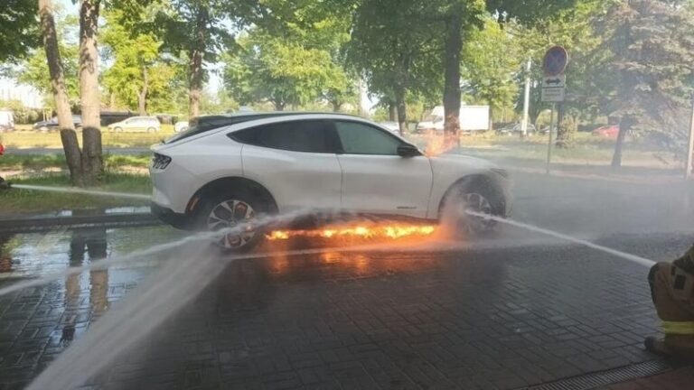 Jak bezpiecznie ugasić samochód elektryczny i chronić się przed pożarem