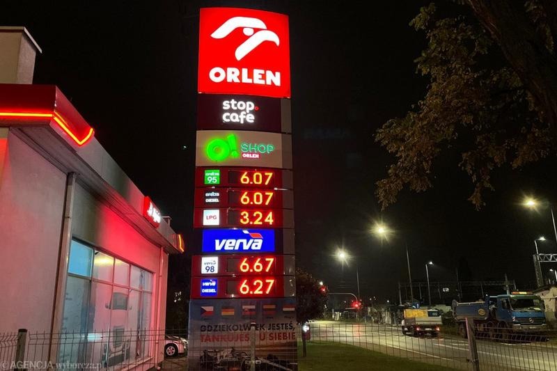 Kto naprawdę ma udziały w Orlenie i jakie zaskakujące informacje skrywają akcjonariusze