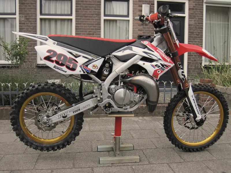 Dynamiczna jazda Hondy CR 85