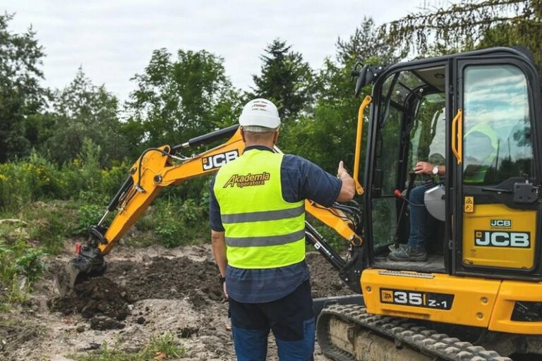 Czy na koparkę trzeba mieć prawo jazdy? Wymagane uprawnienia i wyjątki