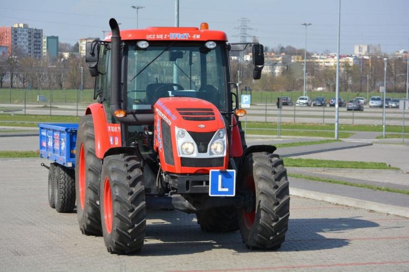 Ile kosztuje prawo jazdy na traktor? Ukryte opłaty i pełny koszt kursu