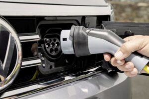 Ile kosztuje przejazd 100 km samochodem elektrycznym? Policz rachunek za prąd