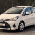 Jak włączyć tylne światła przeciwmgielne w Toyota Yaris? Prosta instrukcja krok po kroku