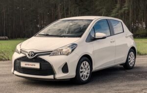 Jak włączyć tylne światła przeciwmgielne w Toyota Yaris? Prosta instrukcja krok po kroku