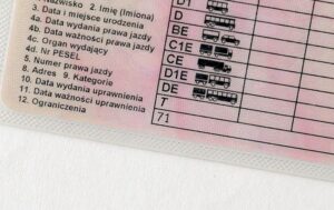 Kod 71 w prawie jazdy – co oznacza i jakie daje uprawnienia?