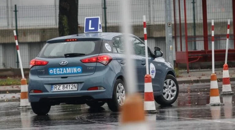 Jak bez stresu zdać teorię na prawo jazdy – skuteczne porady i strategie