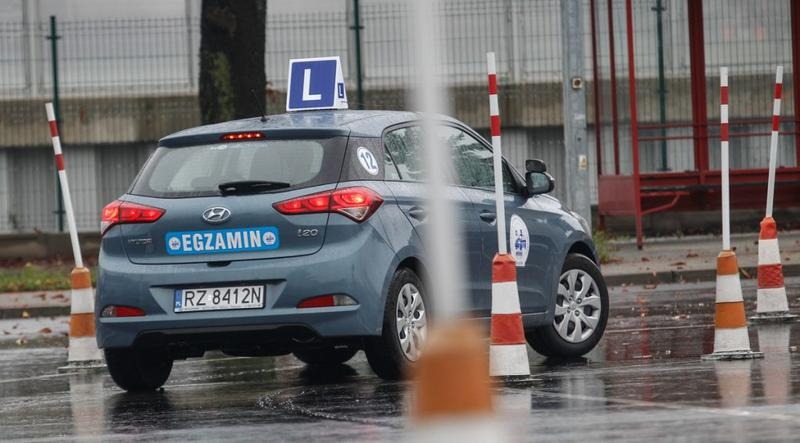 Jak bez stresu zdać teorię na prawo jazdy – skuteczne porady i strategie